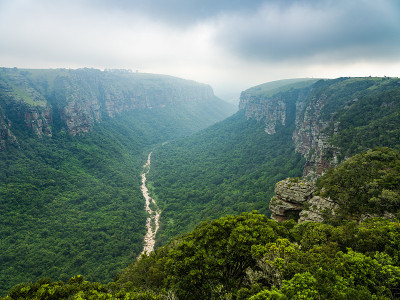 雄伟的乌姆津库鲁河峡谷全景，南非谢普斯通港
