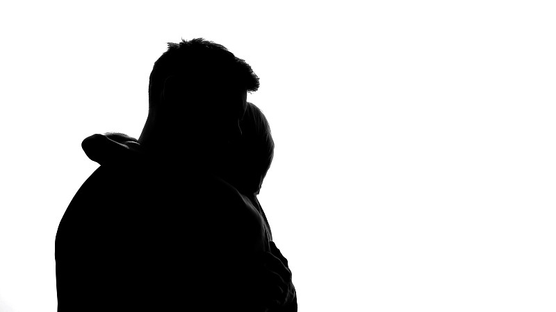 女友拥抱男友，信任的关系，爱人的支持