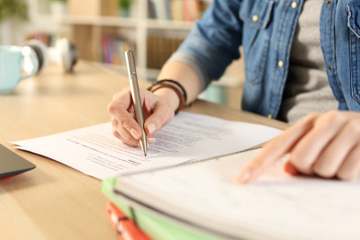 学生女孩手做考试检查笔记本