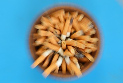 利用变焦技术模糊陶瓷灰中的烟嘴