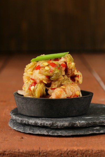 韩国传统沙拉白菜泡菜配辣椒