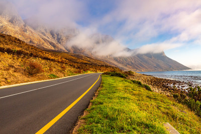 高速公路和山峦与雾蒙蒙的日落景观