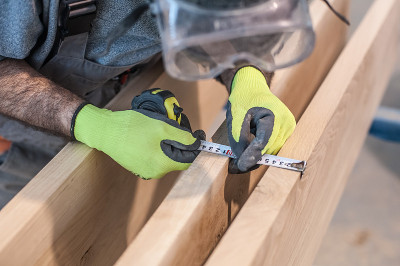 建筑工人使用卷尺