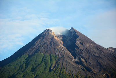 默拉皮火山和熔岩流