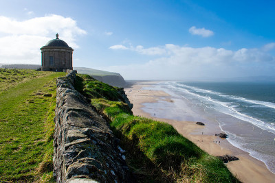 Mussenden Temple和Benone Beach在卡斯尔洛克，大西洋海岸在北爱尔兰