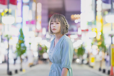 一名年轻女子晚上在东京摆造型