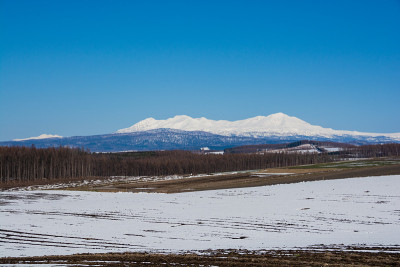积雪残留的高地和雪山