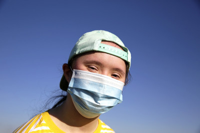 戴着面具的女孩，背景是蓝色的天空