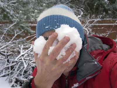 人们用雪洗脸