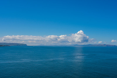 地平线上湛蓝的海水映衬着蔚蓝的天空。Portrush北爱尔兰