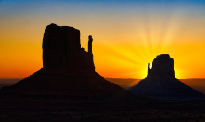 纪念碑谷地区的科罗拉多高原与巨大的砂岩在Arizonaâ犹他州边界上，在一个纳瓦霍民族保留地。美