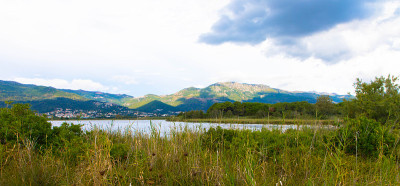 法国科西嘉自然保护区L'Etang de Biguglia湖全景图。旅游度假理念。