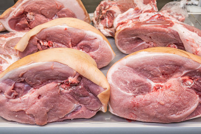 肉店柜台上的新鲜生肉