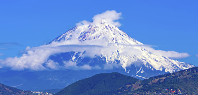 彼得罗巴甫洛夫斯克城市全景和火山:科里亚克斯基火山，阿瓦查火山，科兹尔斯基火山。俄罗斯远东，堪察加半