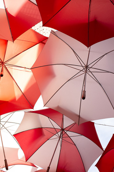 展示红白雨伞