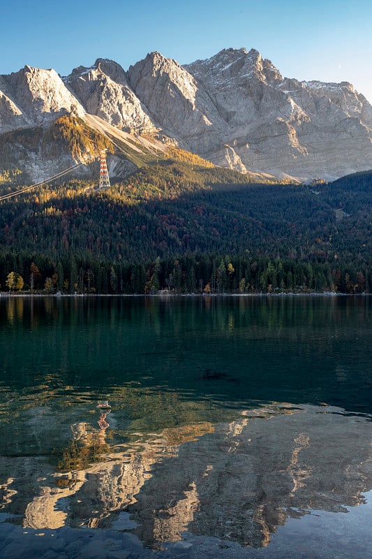 秋天从Eibsee看到的Zugspitze