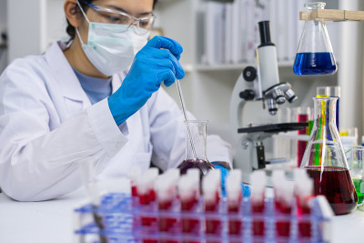 在实验室里，科学家手拿着带血的试管。