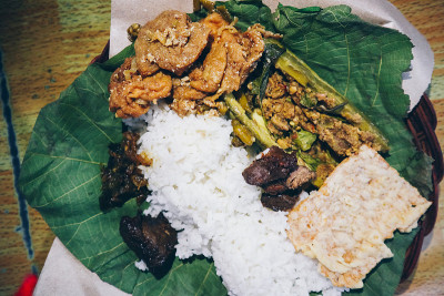 Nasi Jamblang或Sego Jamblang。来自西爪哇岛的传统米饭。