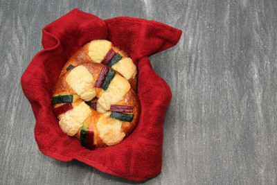 roscón, rosca de Reyes或国王蛋糕是一种甜的面团面包，上面装饰着蜜饯或蜜饯水果，