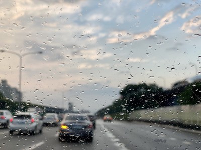 雨点落在车窗上