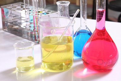 科学和医疗用玻璃器皿和试管。