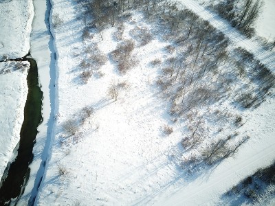 冬季无人机在加拿大安大略省的一场大雪后拍摄