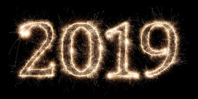明亮的烟花爆竹2019年新年快乐