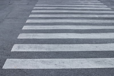 柏油路上的人行横道。斑马线。道路安全概念