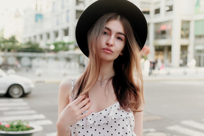 一个穿着白色裙子戴着白色帽子的年轻女孩
