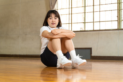 女学生在体育馆锻炼