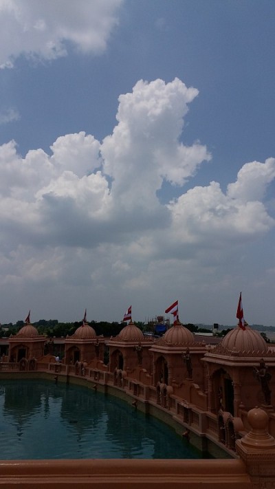天空的云彩与寺庙的观点。Nilkanth dham swaminarayan寺庙。
