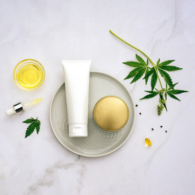 化妆品CBD石油。化妆品用大麻油，酊剂平铺