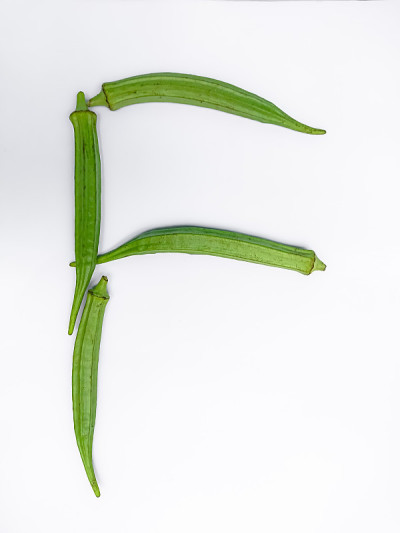 字母F由秋葵制成