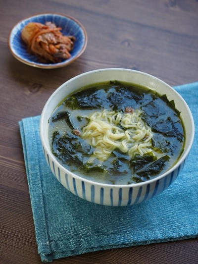 韩国菜紫菜汤拉面