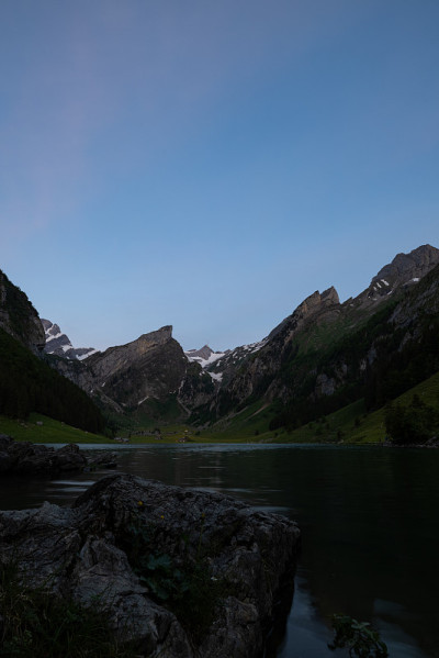 美丽的风景在瑞士高山湖泊在蓝色的时间。在太阳升起之前，美丽的晨光。世界上最美丽的地方之一的史诗般的风