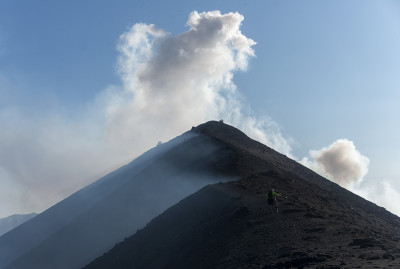 从火山顶上冒出的浓烟