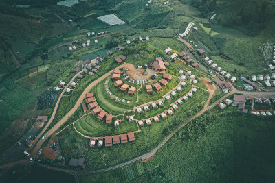 鸟瞰图露营地和帐篷在美林Doi Mon Cham山，清迈省，泰国
