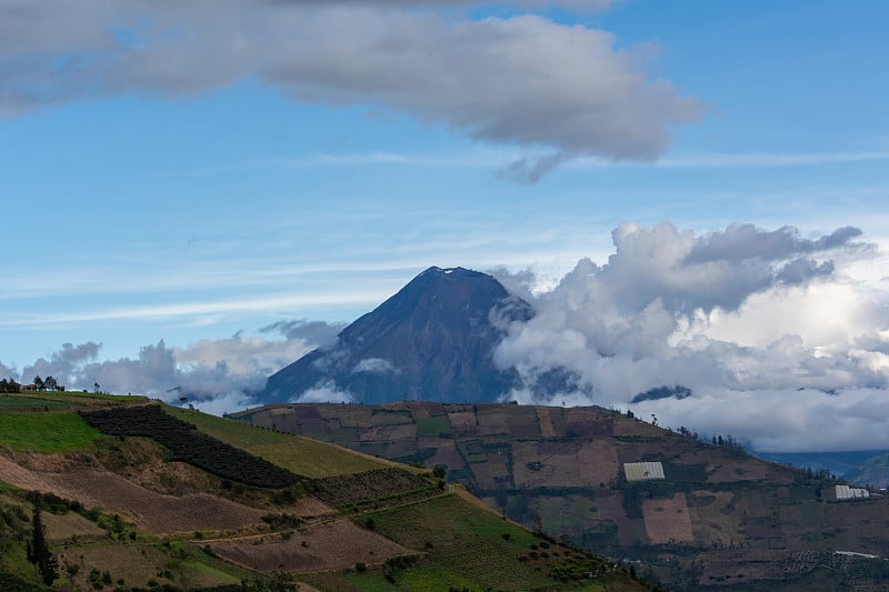 火山景观有山丘和蓝天，通古拉瓦火山