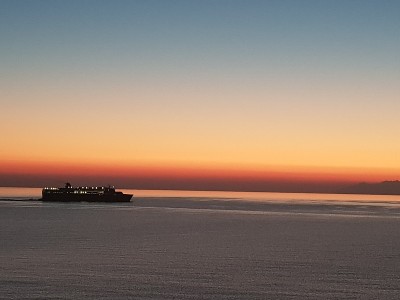 美丽的日落在海上科西嘉岛与美丽的颜色在地平线上