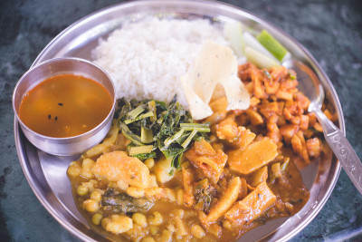 尼泊尔特色家常菜“Dal bhat”的自助式套餐