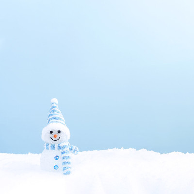雪地上的雪人。