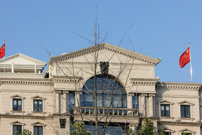 上海外滩建筑有蓝色的天空和粉红色的花朵