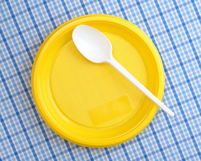 塑料盘子和勺子