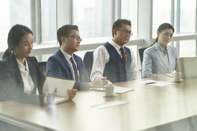 亚洲商务团队在办公室开会