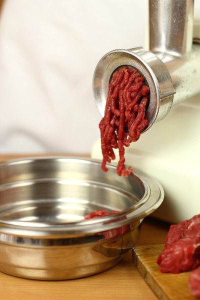 用绞肉机绞碎牛肉