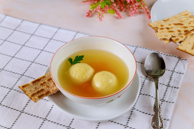 美味的无酵饼丸子汤配胡萝卜和无酵饼面包。