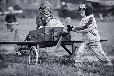 孩子们在玩自制飞机