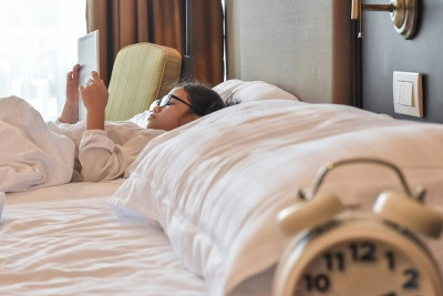 亚洲女童在床上不睡觉遭受失眠或睡眠障碍，晚上在卧室用药片