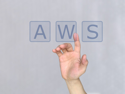 右手触摸字母AWS。
