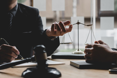 在法庭上从事法律立法工作以帮助客户的商业律师